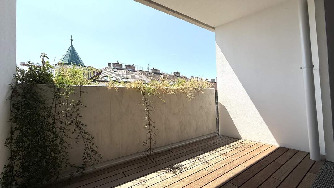 6. OG und WEITBLICK!!! Sensationelle Single-Wohnung mit hochwertigen Einbaumöbeln und großer Außenfläche