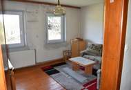 Sanierungsbedürftiges Mehrfamilienhaus mit großem Baugrundstück