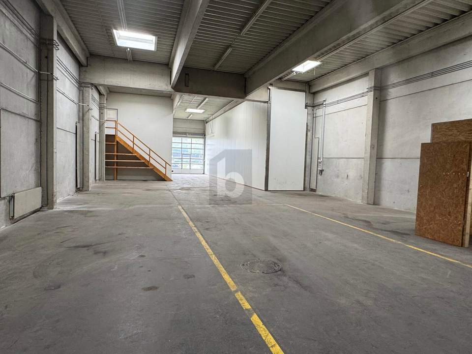 PERFEKT GELEGENE LAGERHALLE MIT BÜRORÄUMLICHKEITEN