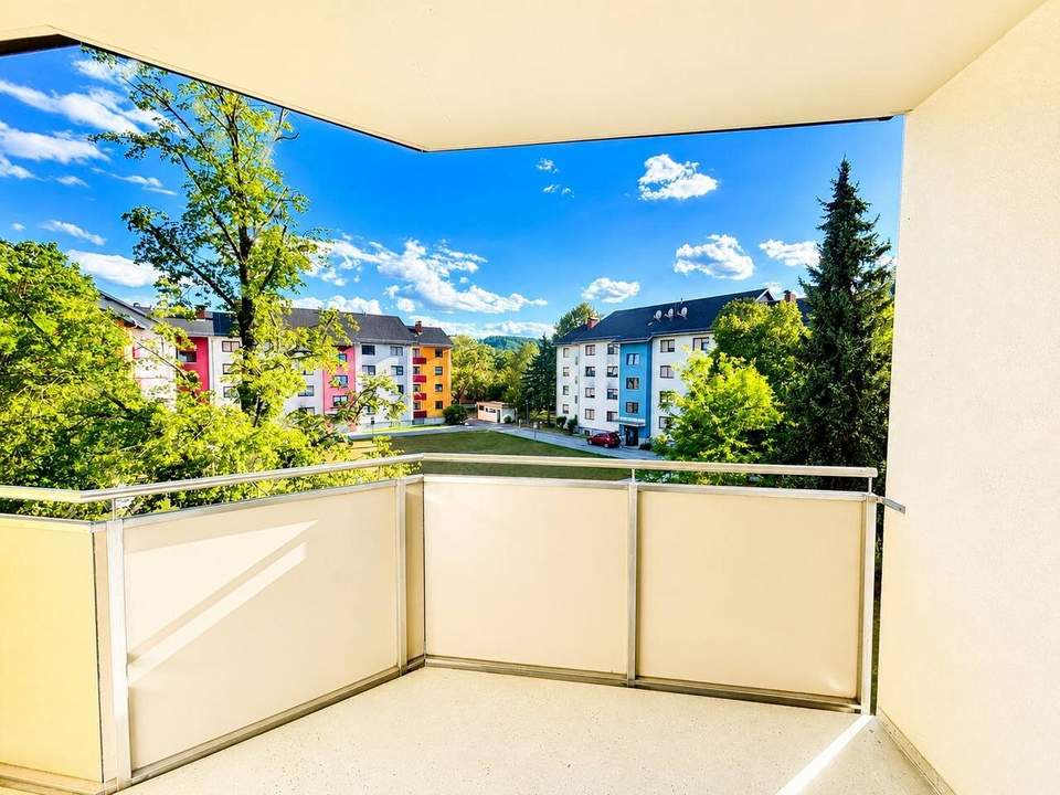 Gut geschnittene 2-Zimmer-Wohnung mit Loggia, extra Küche und PKW-Stellplatz