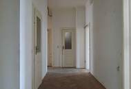 Sanierungsbedürftige, großzügige 4-Zimmer-Wohnung mit Loggia