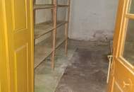 Sanierungsbedürftiges Einfamilienhaus mit diversen Nebenräumen!