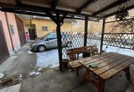 Vielseitiges sanierungsbedürftiges Wohnhaus mit 2 Wohneinheiten auf großem Grundstück!