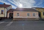 LIEBEVOLLES, SANIERUNGSBEDÜRFTIGES LANDHAUS IN GRÜNRUHELAGE MIT GESCHLOSSENEM INNENHOF UND HERRLICHEM GARTEN MIT ALTBAUMBESTAND