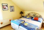 Ortsrand und Ruhelage - Hochwertige Landvilla mit großem Pool! Einfach Koffer packen und einziehen!