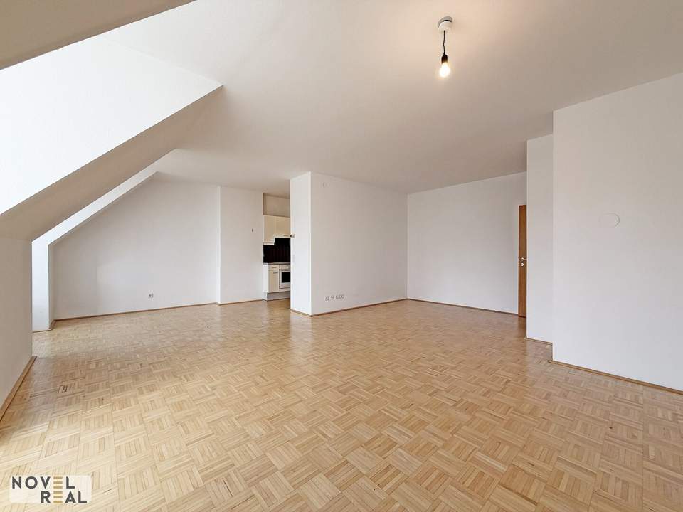 Sonnige 2 Zimmer Dachgeschoss Wohnung mit großzügigem Wohnbereich