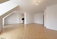 Sonnige 2 Zimmer Dachgeschoss Wohnung mit großzügigem Wohnbereich