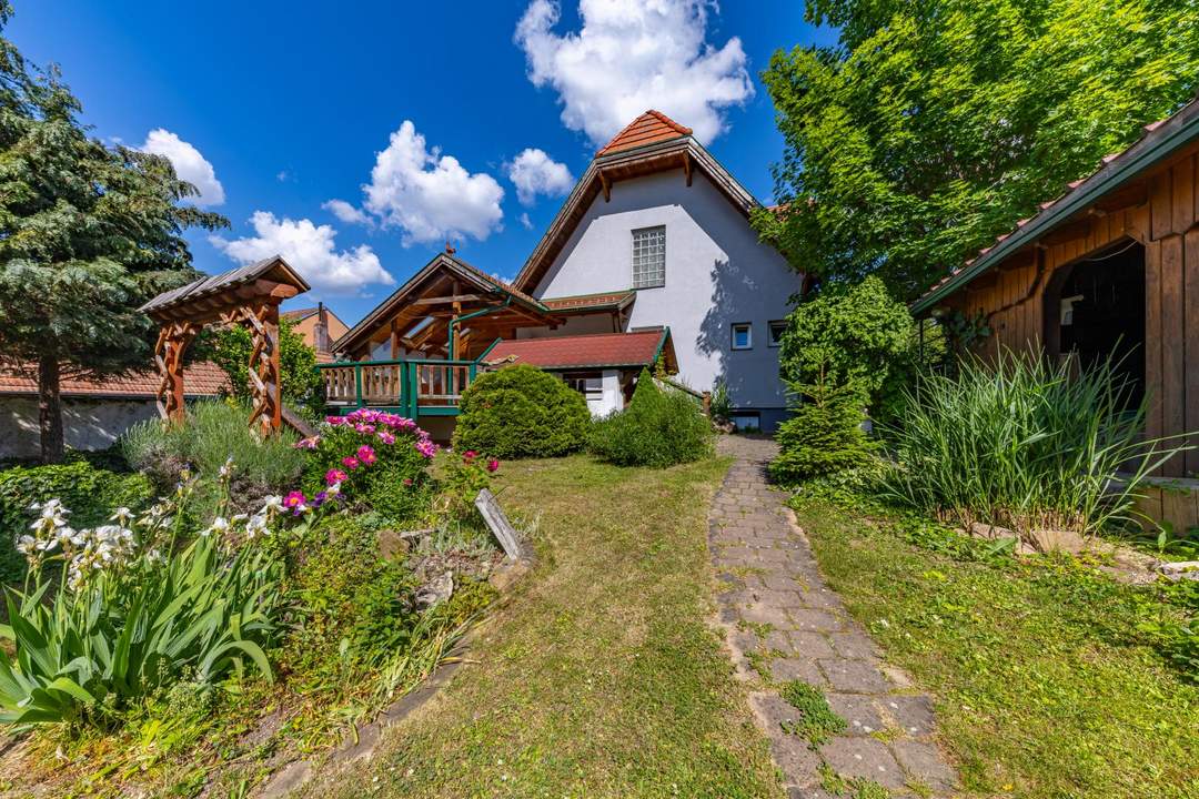 Sonniges Stadthaus mit Terrassen, Garage und Gartenidylle in Hollabrunn!