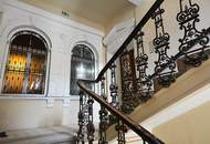 Großzügige Altbauwohnung mit kleinem Balkon in repräsentativen Stilaltbau