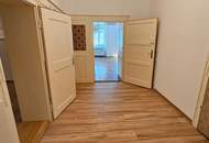 "Jetzt Preisreduzierung!" Wohnen und/oder arbeiten in großzügiger-teilsanierter 4 Zimmer-Altbau-Wohnung an der Linzer Herrenstraße