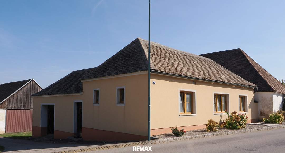 "Bauernhäuschen mit Innenhof und große Lagerhalle"
