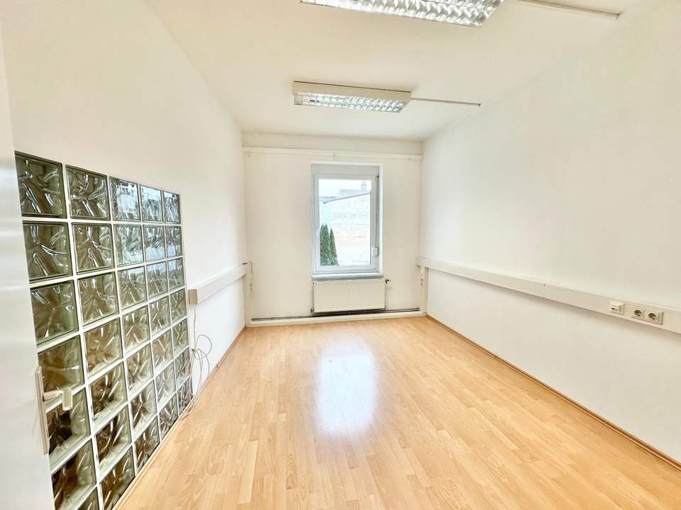 Bürofläche mit 5 Arbeitsräumen und Wartebereich – im Zentrum zu mieten!
