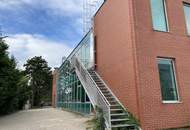 Modernes Bürohaus mit viel Glas in sehr gutem Zustand, teilklimatisiert, rd. 60 Räume und ca. 45 Stellplätze - nahe Autobahnknoten Vösendorf und Wiener Stadtgrenze