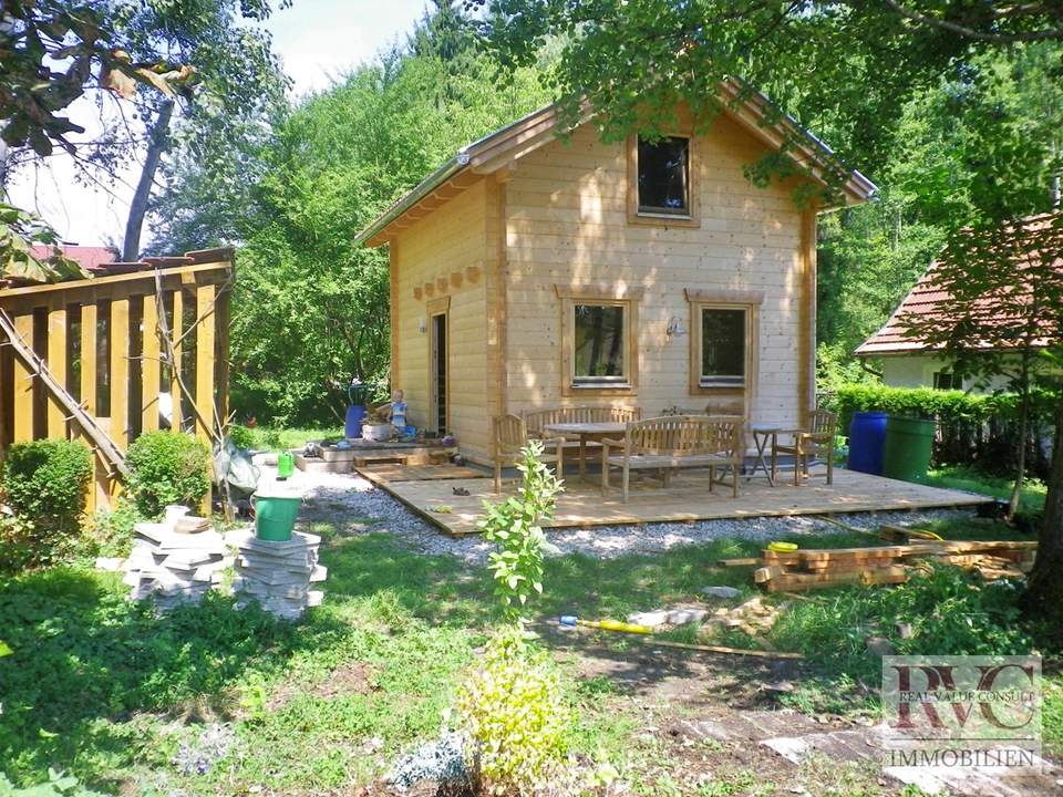Großes Baugrundstück mit charmantem Gartenhaus in zentraler, sonniger und absoluter Ruhelage