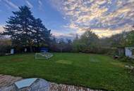 SANIERUNGSBEDÜRFTIGER BUNGALOW MIT TRAUMHAFTEM GARTEN ODER IHR BAUGRUNDSTÜCK FÜR IHR TRAUMHAUS IN ALLERBESTER WOHN- UND ZENTRUMSLAGE VON ABSDORF