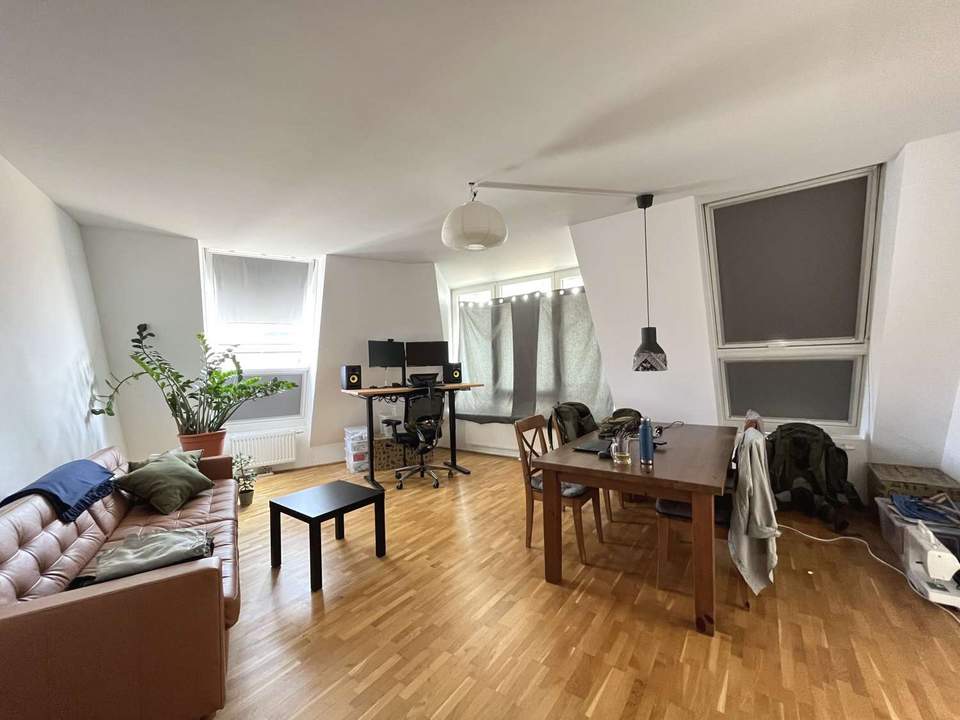 Anleger aufgepasst - ca 3,4% Bruttoanfangsrendite - unbefristet vermietete 2 Zimmer Wohnung im DG