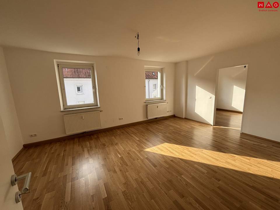 Exklusive Luxus-Singlewohnung in Steyr-Münichholz: frisch saniert, hochwertig ausgestattet, lichtdurchflutete Wohnräume und herrlicher Grünblick – inklusive Abstellraum, der sich ideal als Ankleidezimmer nutzen lässt!