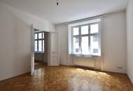 Hofseitiger 2-Zimmer-Altbau mit Balkonoption!