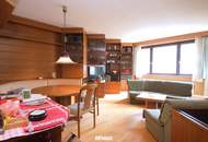 4-Zimmer-Wohnung für Menschen mit Werkzeug und Plan
