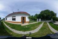 Einfamilienhaus mit Nebengebäuden und Garten