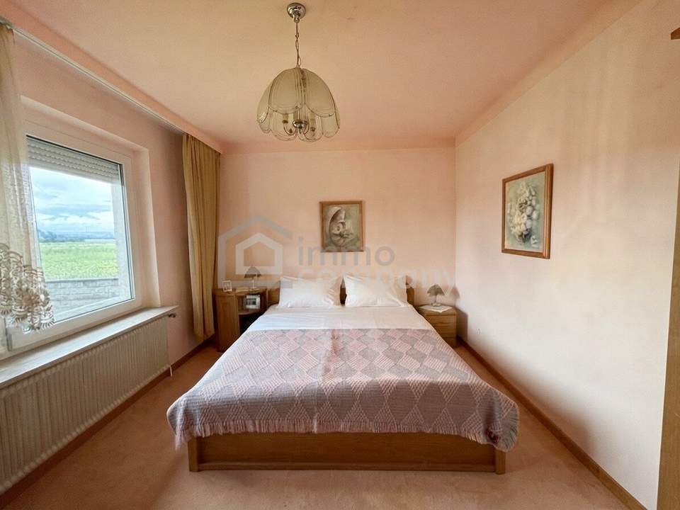 Großzügiges Mehrfamilienhaus mit Garten, Terrasse &amp; 3 Garagen in Marchegg um 620.000€
