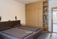 Grünruhelage, alles auf einer Ebene, mit Pool und Garage
