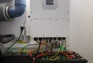 RESIDIEREN BEIM ROTEN BERG II GARAGE II SAUNA II NEUE PV-ANLAGE II 6 ZIMMER II 4 BÄDER II 54m² WOHNZIMMER MIT KAMIN II 2 TERRASSEN II BALKON II GARTEN II GROSSER KELLER