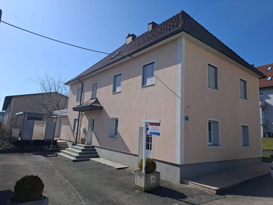 Familienhaus mit Pool, 4 Garagen und Nebenflächen