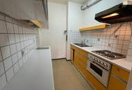 Gut geschnittene 1-Zimmer-Wohnung mit Loggia und Entwicklungspotenzial