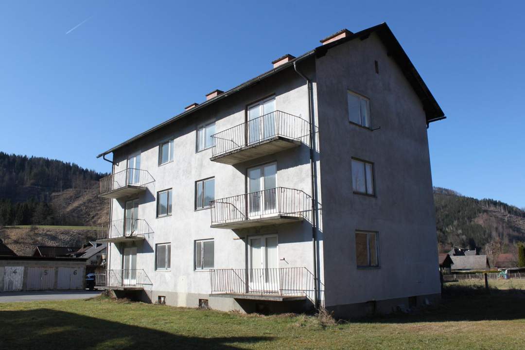 6-Familien Wohnhaus mit Garagen in wunderschöner Naturlage