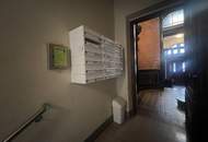 UNBEFRISTET - Repräsentative 9-Zimmer Altbauwohnung mit Balkon und Blick auf das Rathaus – ca. 293 m² in bester Innenstadtlage - auch ideal als Büronutzung