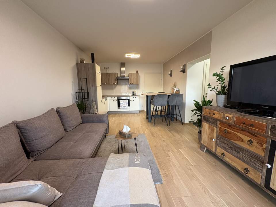 Moderne 3-Zimmer-Wohnung mit großer Loggia & Parkplatz im Zentrum