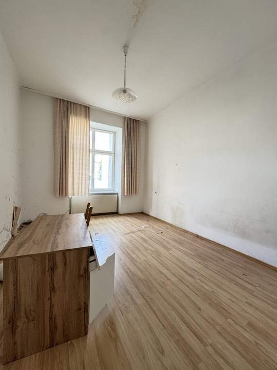 Klassischer Wiener Altbau trifft zentrale Lage – Wohnung mit Charme & Gestaltungsspielraum