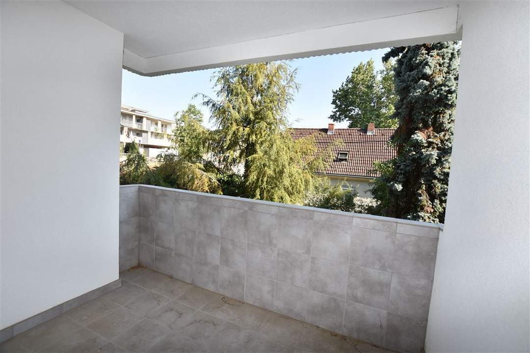 Renovierungsbedürftig mit Loggia und toller Anbindung in thermisch saniertem Gebäude