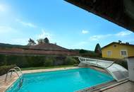 "Haus mit Garten, Pool, und Garage"