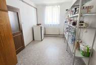 Wohnen mit Privatsphäre: Bauernhaus mit uneinsehbarem Innenhof, großem Maschinenschuppen und vielseitigen Nebengebäuden