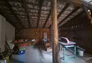 LIEBEVOLLES, RENOVIERUNGSBEDÜRFTIGES LANDHAUS MIT NEBENGEBÄUDEN UND KLEINEM INNENHOF