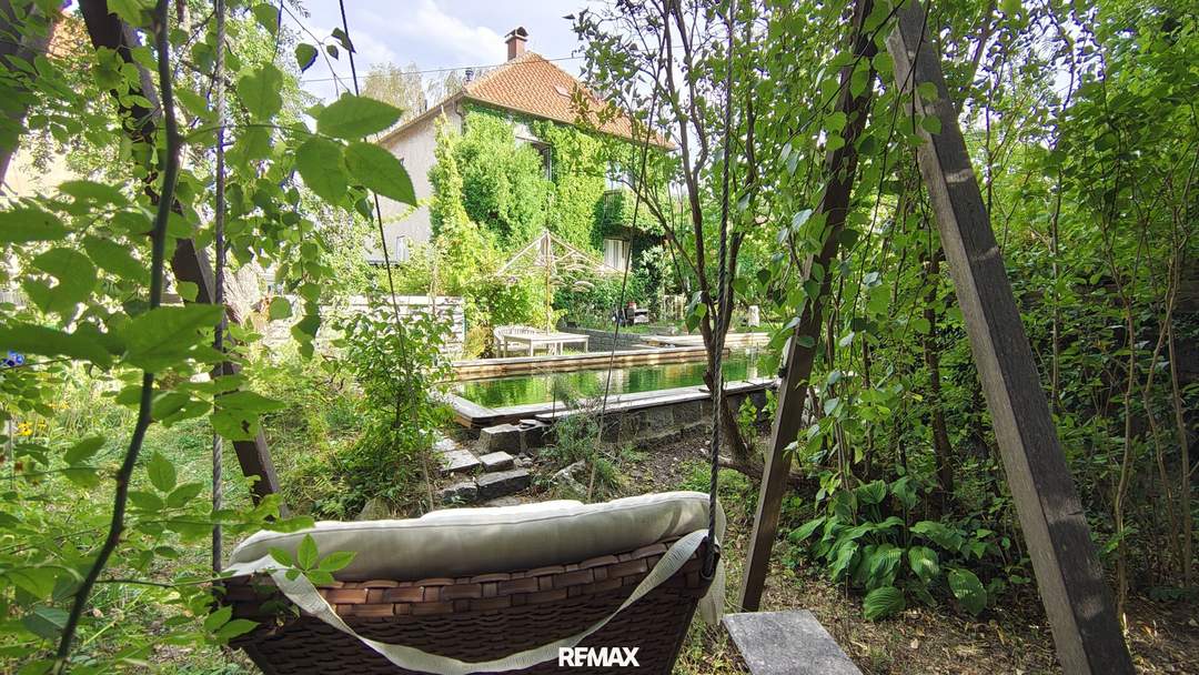 Ein Garten, der bleibt – Zweifamilienhaus mit außergewöhnlichem Naturgarten & Swimmingteich in Gmünd