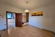 Haus mit zwei Wohneinheiten und Gartenidylle