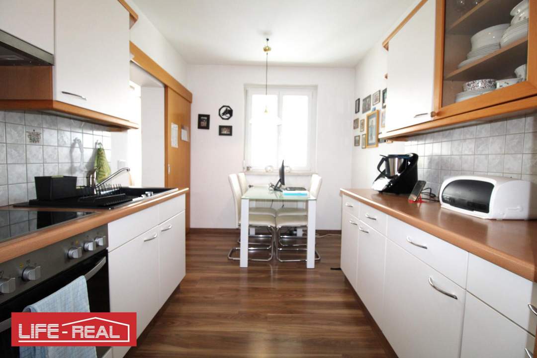 Sanierte, gepflegte 3-Zimmer-Wohnung mit Loggia in generalüberholten Mehrparteienhaus