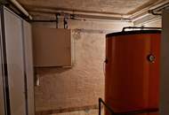 LIEBEVOLLER, SEHR GEPFLEGTER BUNGALOW SAMT NEBENGEBÄUDE MIT PARKÄHNLICHEM GARTEN IN TRAUMHAFTER WOHNLAGE MIT HERRLICHEM GRÜNBLICK DIREKT AN FELDER DER REGION ANGRENZEND