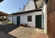 Streckhof mit begrüntem Innenhof mit diversen Lagermöglichkeiten und Garage