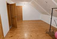 Podersdorf- Zweifamilienhaus mit Lagerhalle und Garten- viel Platz für alle!