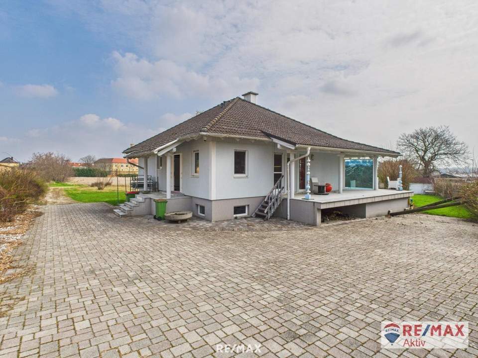 Gepflegter Bungalow mit großem Garten und Pool