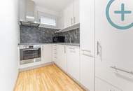 Pool inklusive: Moderne Neubauwohnung mit Loggia