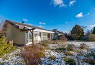 Ruhelage in Eggendorf bei Sollenau: Gepflegter Bungalow mit Wintergarten und Doppelgarage auf einer Doppelparzelle