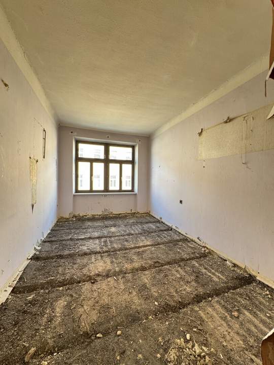 Sanierungsbedürftige Wohnung mit Entwicklungspotenzial im gepflegten Altbau