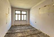 Sanierungsbedürftige Wohnung mit Entwicklungspotenzial im gepflegten Altbau