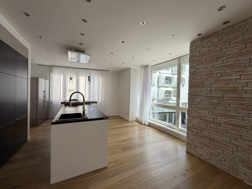 Graz-Innere Stadt: Exklusive 3-Zimmer-Wohnung mit luxuriöser Ausstattung, moderner Kücheninsel & einzigartigem Blick auf das ARGOS-Gebäude