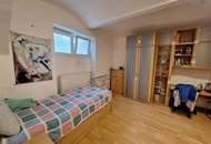 Helle Souterrainfläche mit vorgelagertem Garten